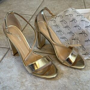 J. Adams Shirley
Size: 8
Color: Gold
Worn Once